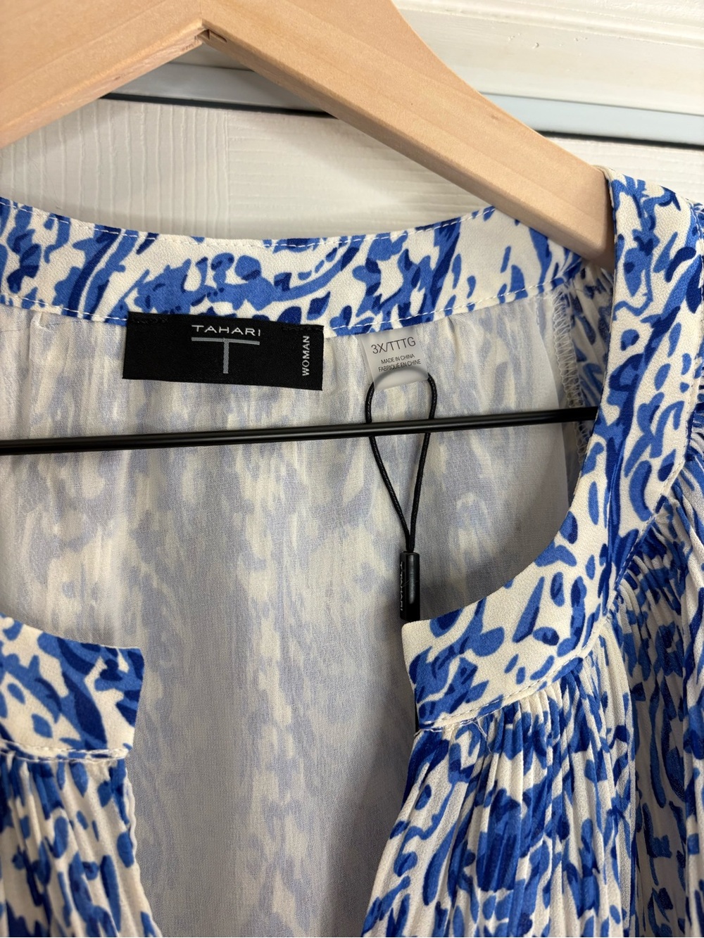 Women’s Tahari blue and white paisley print split v neckline blouse size 3X NWOT - Picture 4 of 6